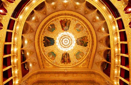 Потолок с люсторой в центре