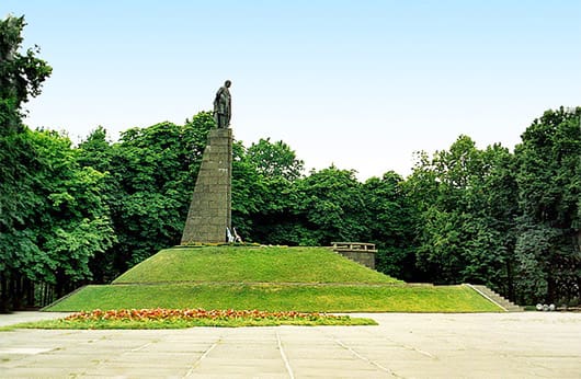 Каневский природный заповедник . Каневские горы. Могила Т. Г. Шевченко