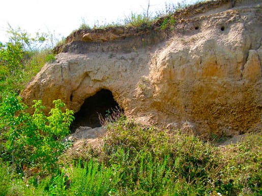 Пещера в кратере
