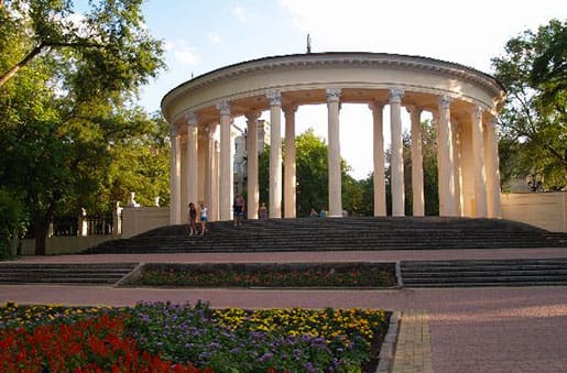 Колоннада у дворца Потемкина